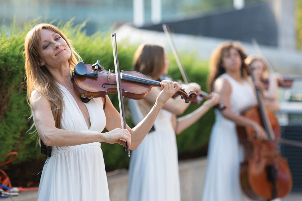 women playing violin